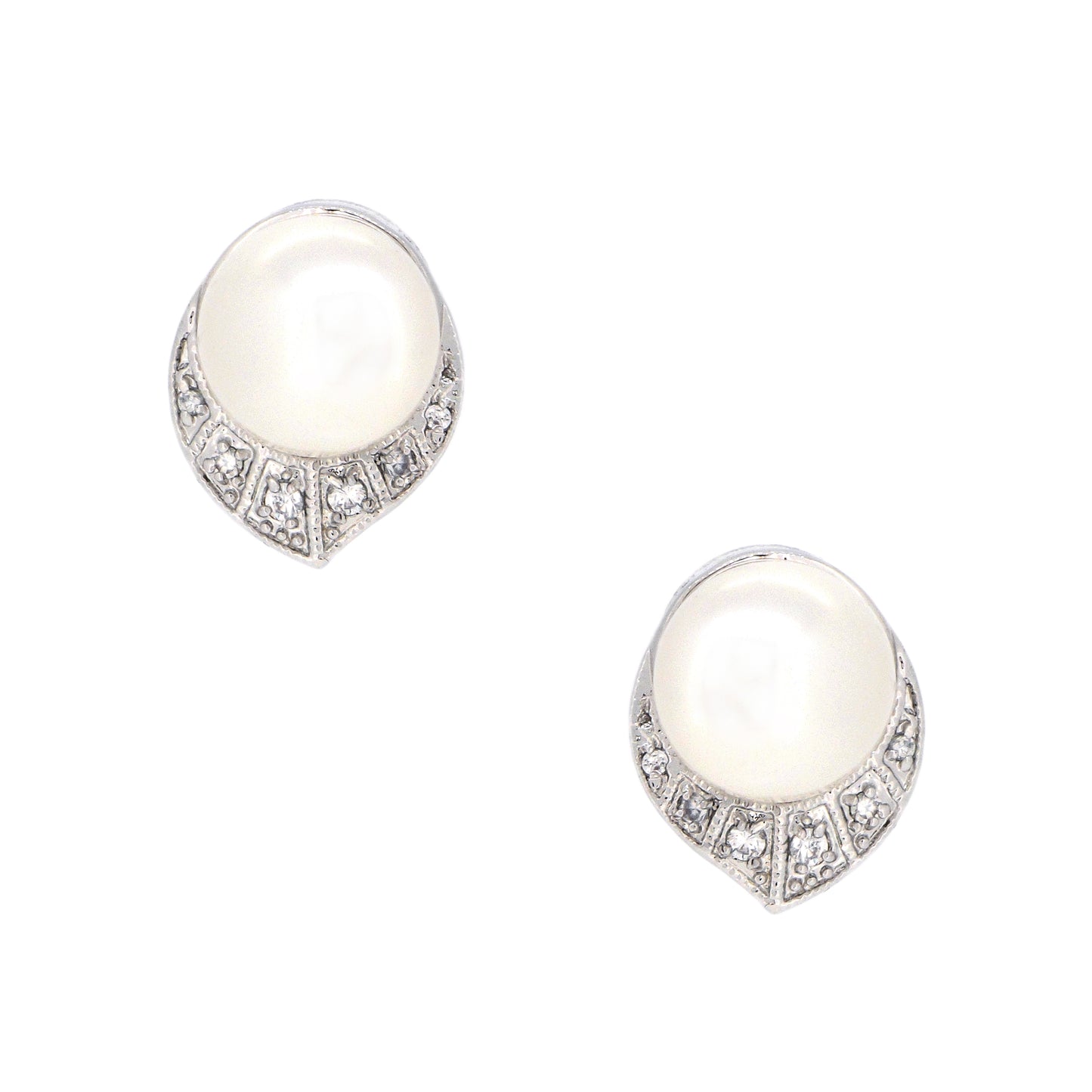 BME332 - Classic Vintage White Pearl - Stud Earrings