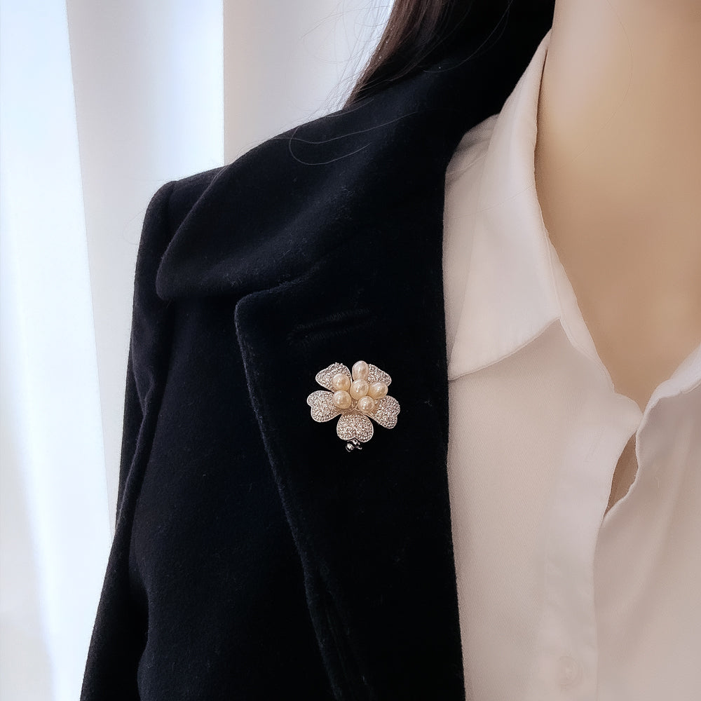 BMC80089 - 6 Pearls 5 Petals - Brooch